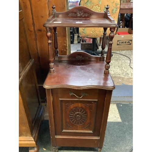 241 - EDWARDIAN MAHOGANY PURDONIUM WITH LINER & SHELF ABOVE