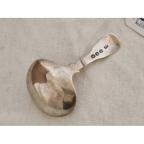 651 - A GEORGE III SILVER CADDY SPOON, LONDON 1817 BY GW