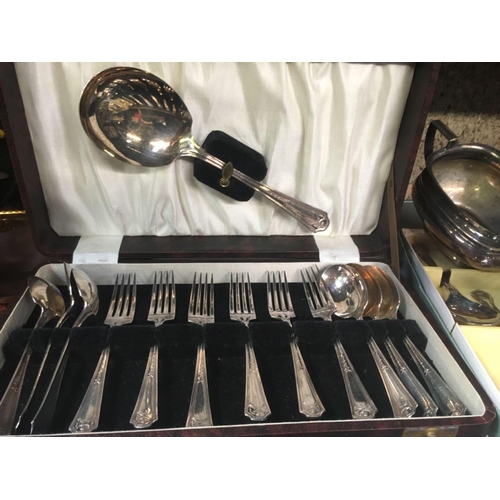 45 - QTY OF MIXED DESSERT SPOONS & CUTLERY & OTHER PLATED ITEMS