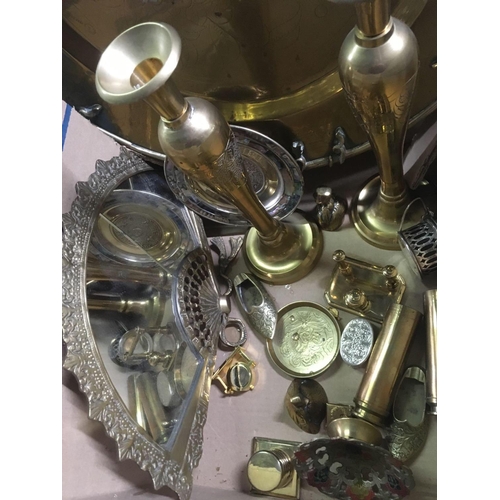 162 - CARTON WITH MISC BRASS WARE INCL; LARGE HEAVY BRASS TRAY, CANDLESTICKS, TUB OF OLD COINAGE