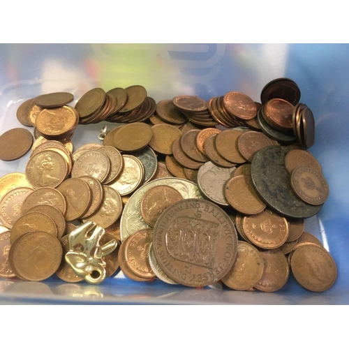 162 - CARTON WITH MISC BRASS WARE INCL; LARGE HEAVY BRASS TRAY, CANDLESTICKS, TUB OF OLD COINAGE