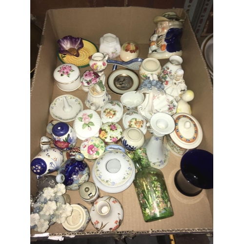 184 - CARTON OF CHINA TABLE TOP DRESSING JARS, CANDLESTICKS, SALT & PEPPER SET & OTHER MISC CHINAWARE, GOL... 