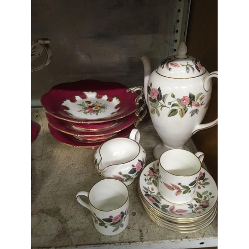 224 - SHELF OF MIXED CHINAWARE, PART SETS OF WEDGWOOD CHINA & HAMMERESLEY & RED FLORAL DECORATIVE CAKE PLA... 