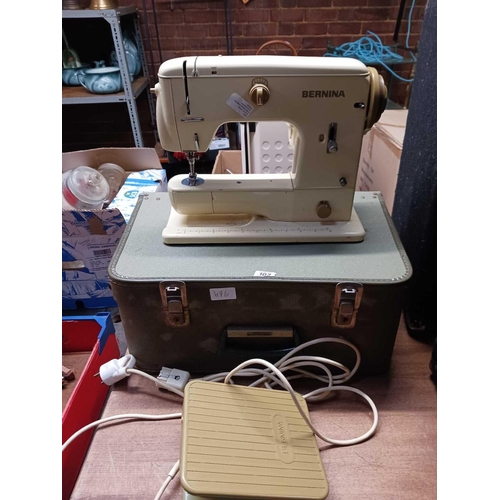 102 - VINTAGE BERNINA ELECTRIC SEWING MACHINE IN CASE, ALSO WITH CARTON OF MISC COTTONS & REELS