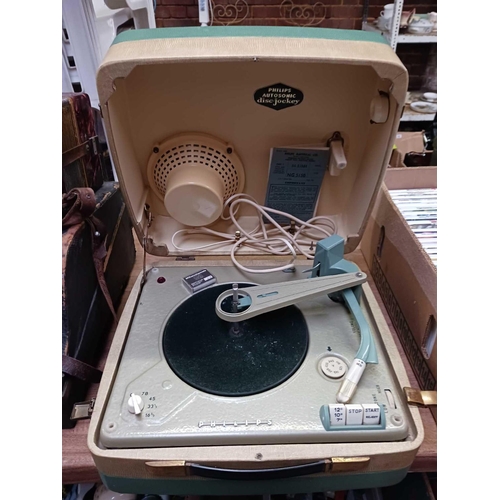 110 - VINTAGE ELECTRIC PHILIPS AUTOMATIC RECORD CHANGER WITH AMPLIFIER, THE AUTO SONIC TYPE MG5150