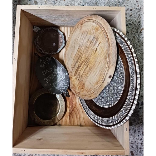 220 - SMALL WINE CRATE WITH DECORATIVE PLATES, BREAD BOARD, BRASS & COPPER ASHTRAYS