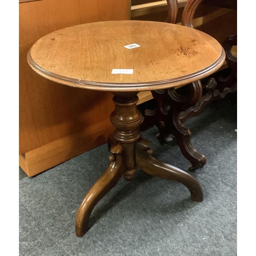 347 - CIRCULAR MAHOGANY WINE TABLE WITH TURNED PEDESTAL LEGS