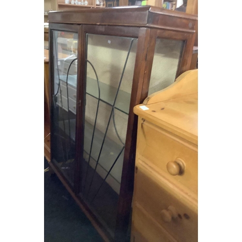 353 - 1930'S ART DECO OAK DISPLAY CABINET WITH SUNBURST LEADED GLASS DOORS & 2 EXTRA SHELVES