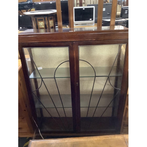 353 - 1930'S ART DECO OAK DISPLAY CABINET WITH SUNBURST LEADED GLASS DOORS & 2 EXTRA SHELVES