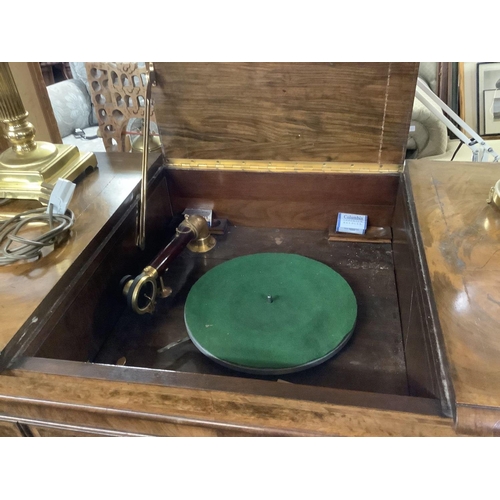 387 - PERIOD RADIOGRAM WITH FLAME VENEER HINGED LID, FALSE DRAWERS & CUPBOARD, BRASS DROP HANDLES