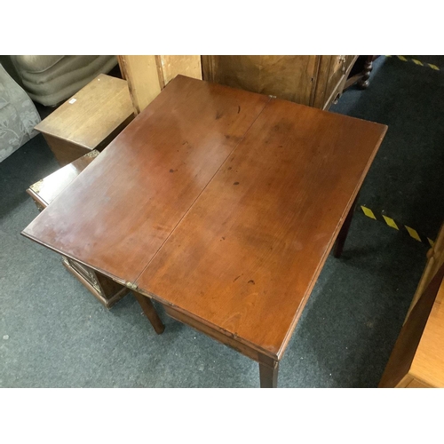 391 - EDWARDIAN MAHOGANY DESK / SIDE TABLE WITH 2 DRAWERS & BRASS DROP HANDLES, OPENS TO A SQUARE TEA TABL... 