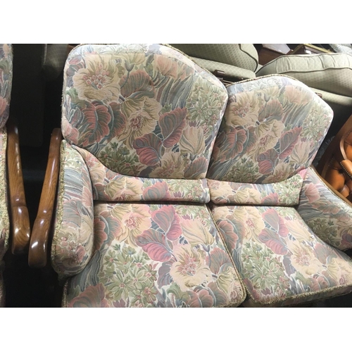 425 - ERCOL OAK FRAMED & FLORAL UPHOLSTERED SETTEE SUITE IN GOOD CONDITION