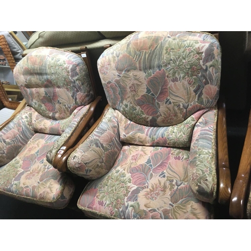 425 - ERCOL OAK FRAMED & FLORAL UPHOLSTERED SETTEE SUITE IN GOOD CONDITION