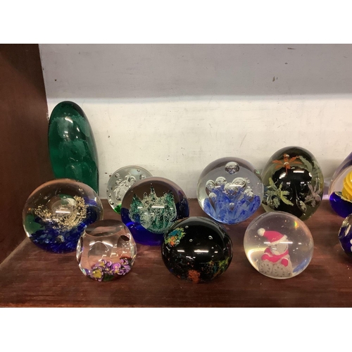 462 - SHELF OF 23 VARIOUS DECORATIVE PAPERWEIGHTS INCL; CAITHNESS, KILKIRK, HOUSE OF LORDS ETC