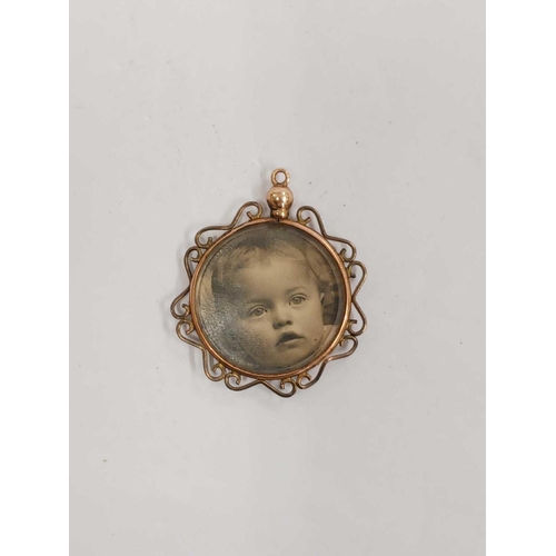 743 - HALLMARKED 9ct GOLD PHOTO PENDANT