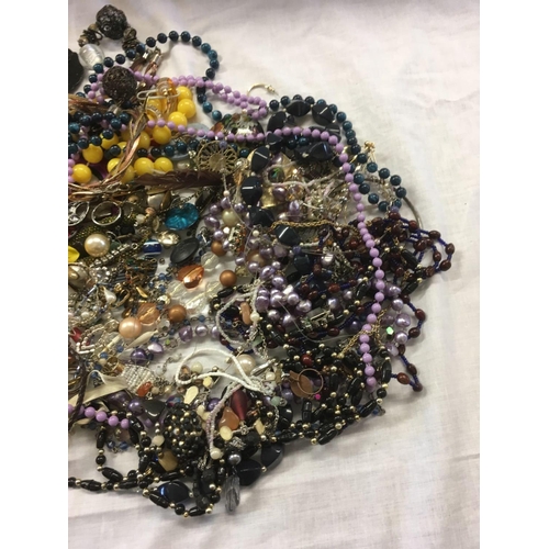 882 - LARGE BAG OF COSTUME JEWELLERY