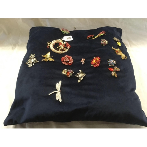 898 - CUSHION PAD OF ANIMAL & OTHER COSTUME BROOCHES