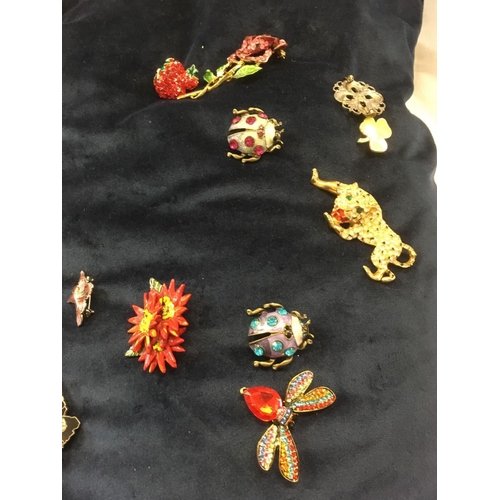 898 - CUSHION PAD OF ANIMAL & OTHER COSTUME BROOCHES