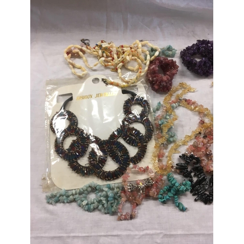 900 - QTY OF STONE COSTUME JEWELLERY & 2 OTHER PACKETS