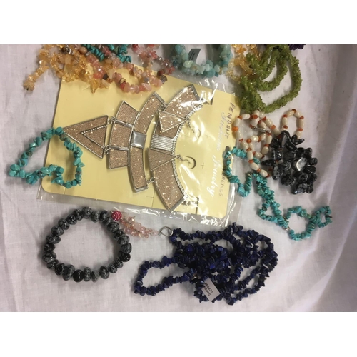 900 - QTY OF STONE COSTUME JEWELLERY & 2 OTHER PACKETS