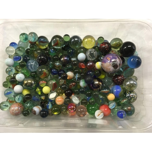 905 - VINTAGE MARBLES