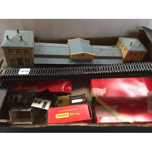 959 - 'OO' GAUGE BUILDINGS & TRACKS