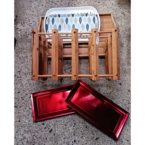 106 - WOODEN TRAY, WINE RACK & QTY OF PLASTIC TRAYS