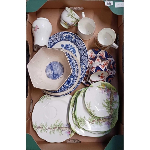 161 - CARTON OF MIXED CHINAWARE INCL; ROYAL ALBERT PLATES, COMMEMORATIVE MUGS & OTHER CUPS & SAUCERS