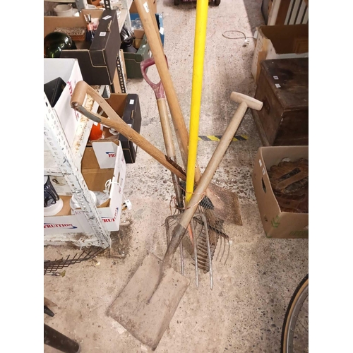 202 - 2 BUNDLES OF GARDEN TOOLS, SPADES, SHOVELS, RAKES & A BRANCH LOPPER