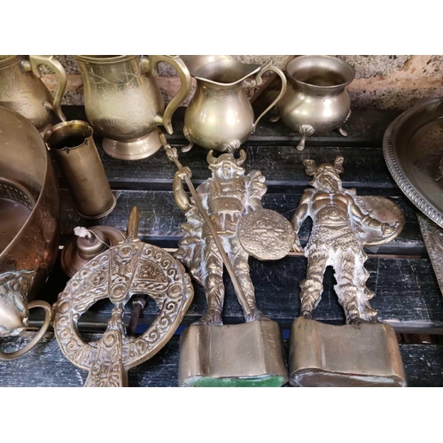 54 - SHELF OF MISC BRASS WARE INCL; MUGS, SALTERS, SPRING BALANCE, TRAYS ETC