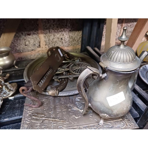 54 - SHELF OF MISC BRASS WARE INCL; MUGS, SALTERS, SPRING BALANCE, TRAYS ETC