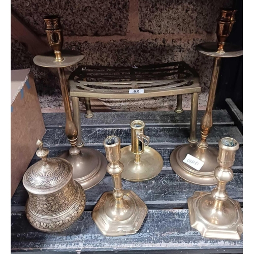 62 - QTY OF BRASS CANDLESTICKS INCL; CHAMBER STICK, TRIVET & A LIDDED URN