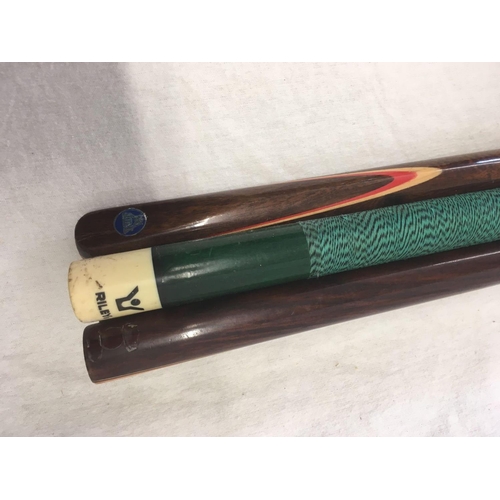 956 - 4 SNOOKER CUE'S & 1 OTHER IN CARRY CASE + 2 BOXES OF COMPETITION POOL SET BALLS