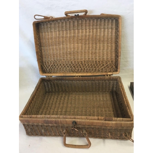 957 - OLD VINTAGE BAMBOO PICNIC BASKET & A CASED MAHJONG SET