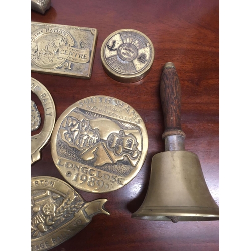 25 - SMALL TUB OF MISC BRASS RALLY PLAQUES, BRASS BELL & A HORSE HEAD WALKING STICK FINIAL