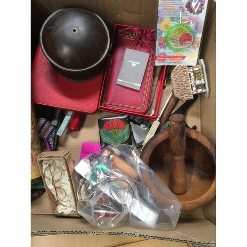 57 - CARTON WITH WOODEN PESTLE & MORTAR, POWDER COMPACTS, LANCEL RED PURSE, VINTAGE METAL SPICE TIN & BAM... 