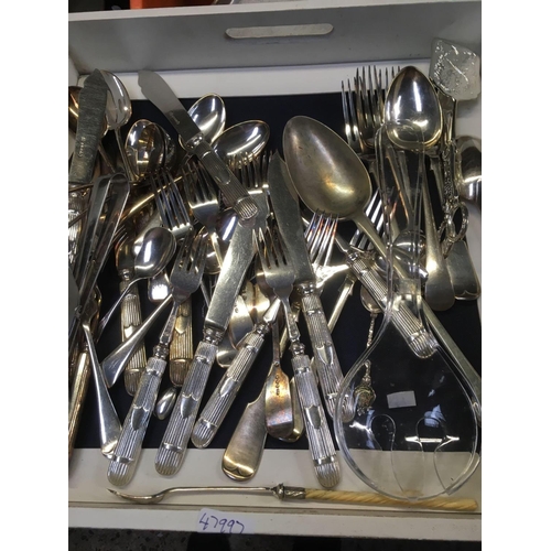 68 - QTY OF MISC TABLE CUTLERY