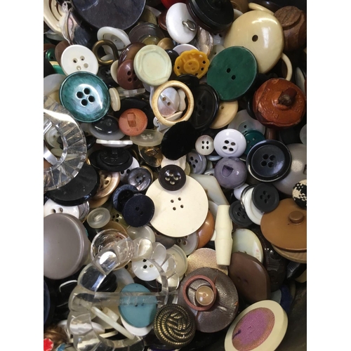 71 - TIN OF VINTAGE BUTTONS