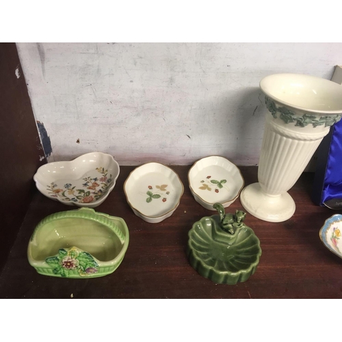 457 - SHELF OF WEDGWOOD, AYNSLEY, WADE & MINTON CHINAWARE