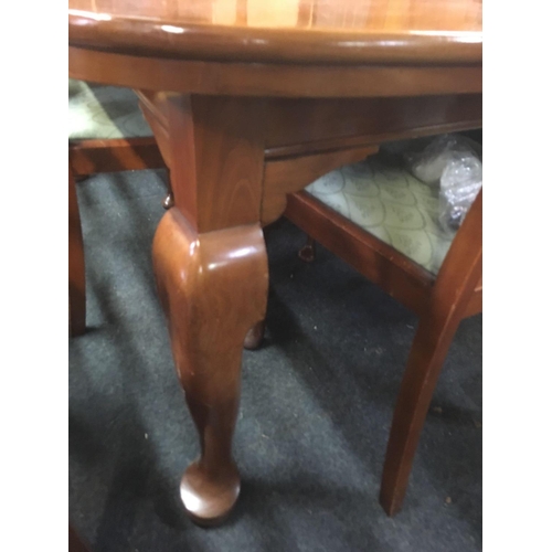 584 - EXTENDING DINING TABLE WITH 4 CHAIRS & 1 CARVER