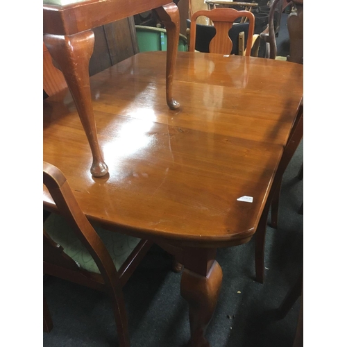 584 - EXTENDING DINING TABLE WITH 4 CHAIRS & 1 CARVER