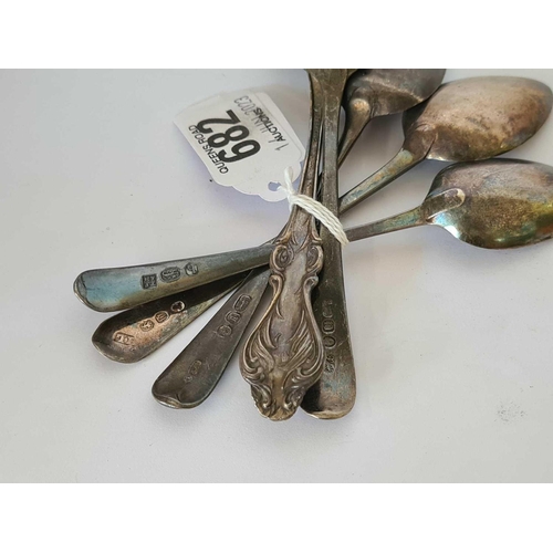 682 - 4 GEORGIAN SILVER TEA SPOONS & 1 OTHER, 74g