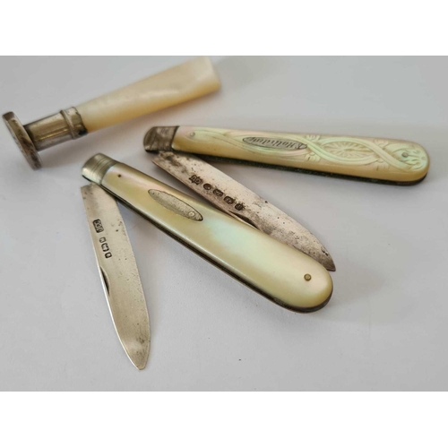 727 - 2 VICTORIAN MOTHER OF PEARL SILVER BLADED FRUIT KNIVES & A MOTHER OF PEARL DESK SEAL