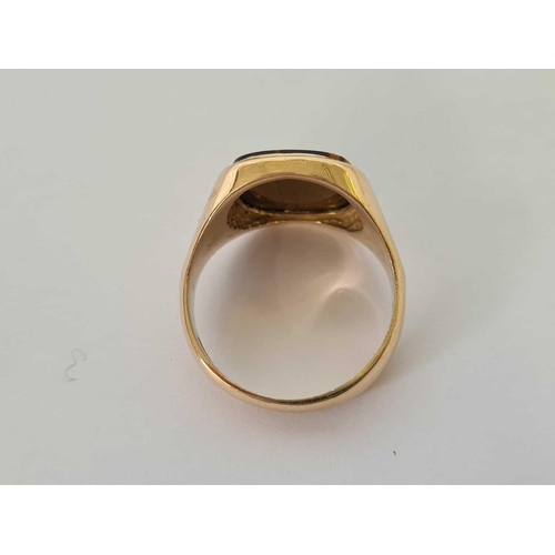 728 - A HEAVY 9ct SIGNET RING INSET WITH GOLD STONE