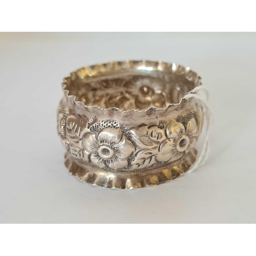 791 - AN EMBOSSED EDWARDIAN NAPKIN RING, B'HAM 1905