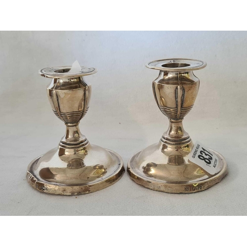 831 - PAIR OF SILVER ART NOUVEAU CANDLESTICKS, 8.5cm TALL, SHEFFIELD 1908, 117g