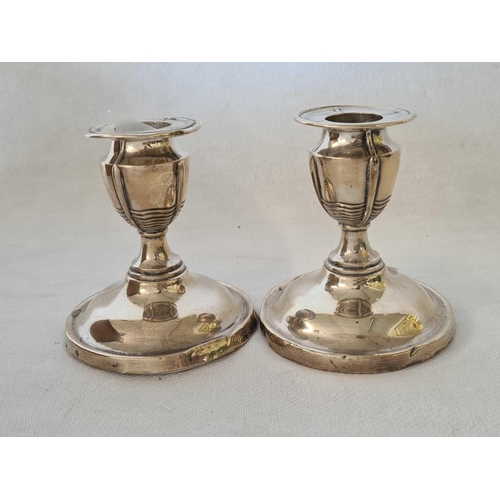 831 - PAIR OF SILVER ART NOUVEAU CANDLESTICKS, 8.5cm TALL, SHEFFIELD 1908, 117g