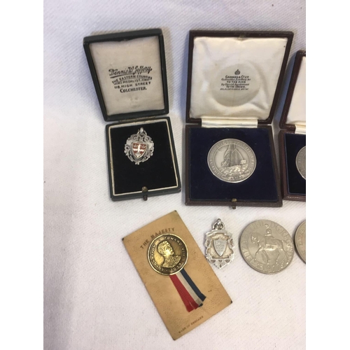 864 - TUB OF MISC PRESENTATION MEDALLIONS, FOBS & BROOCHES, SOME SILVER