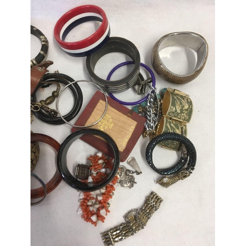 887 - CARTON OF MISC BANGLES & BRACELETS