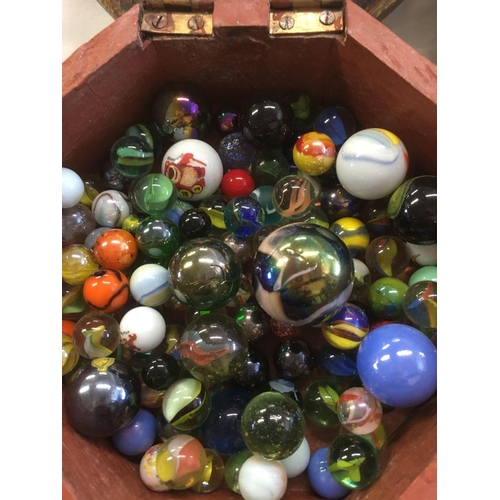 905 - OCTAGONAL TRINKET BOX WITH MARBLES & A TRAY OF STONE EGGS